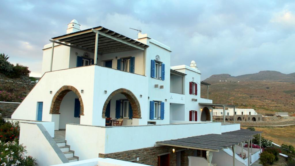 En Plo Aparthotel Agios Romanos Bagian luar foto